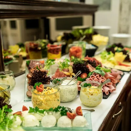 Gemuetliches Mit Blick Zur Frauenkirche Dresden